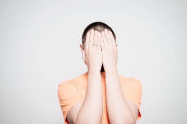 Erkekler gözlerini onun elleriyle kapatır.