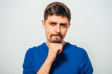 Küçümseyen bir adam