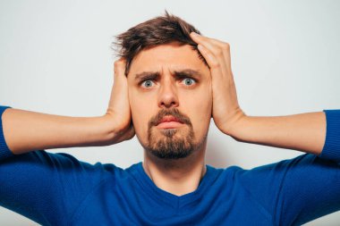 Stüdyoda poz veren adam