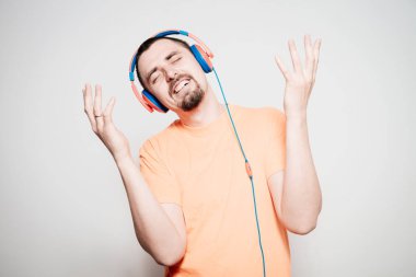 Stüdyoda poz veren adam