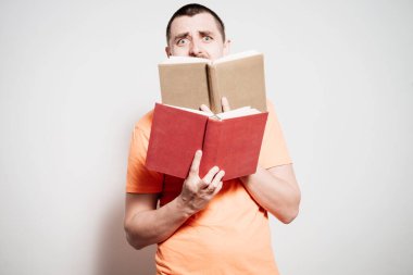 Elinde kitap olan adam.