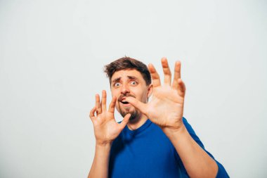 Adam korkudan korkuyor.