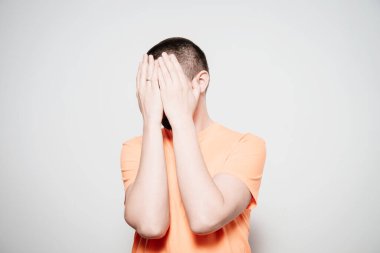 Erkekler gözlerini onun elleriyle kapatır.