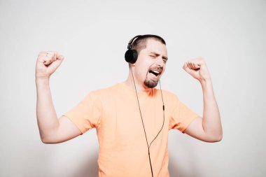 Stüdyoda poz veren adam