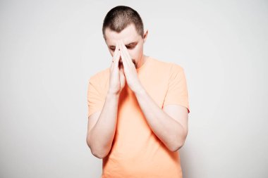 Stüdyoda poz veren adam