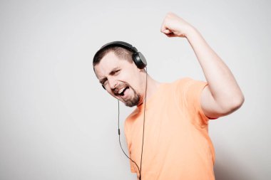 Stüdyoda poz veren adam