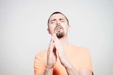 Stüdyoda poz veren adam