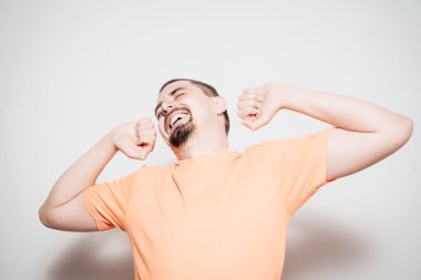 Tatmin ve uzayan eller adamım.