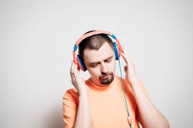 Stüdyoda poz veren adam