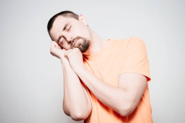 Stüdyoda poz veren adam