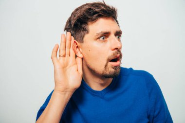 Kulak misafiri olur, dinlemeye çalışır..