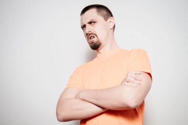 Kollarını kavuşturmuş bir adamın portresi.