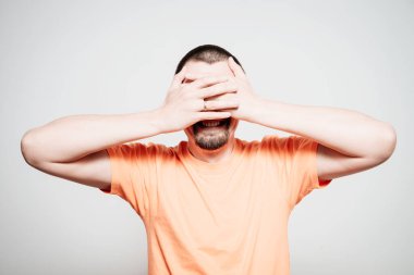 Erkekler gözlerini onun elleriyle kapatır.