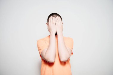 Erkekler gözlerini onun elleriyle kapatır.