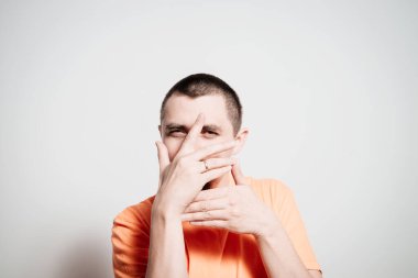 Parmaklarından İzle.