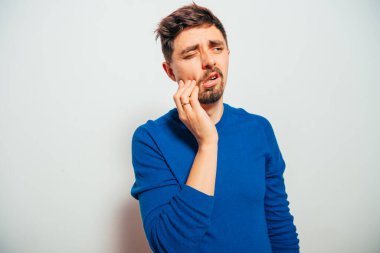 Stüdyoda poz veren adam