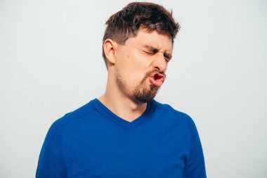 Stüdyoda poz veren adam