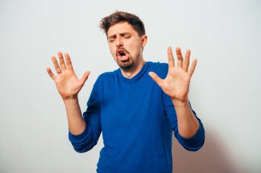 Stüdyoda poz veren adam