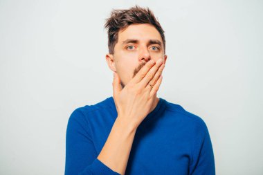 Adam ağzını kapatır.