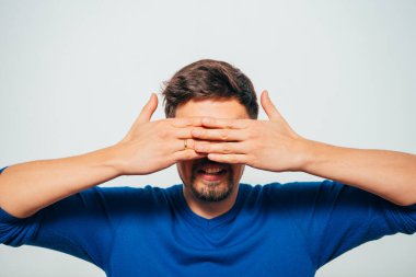 Erkekler gözlerini onun elleriyle kapatır.