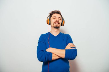 Stüdyoda poz veren adam