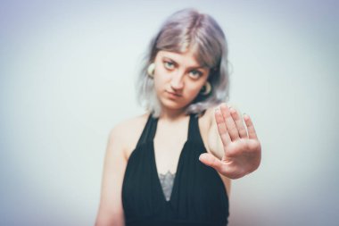 Stüdyo geçmişine jest yapan kızı durdurun.