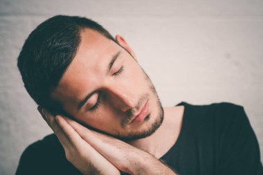 Uyu. Stüdyo geçmişine karşı adam