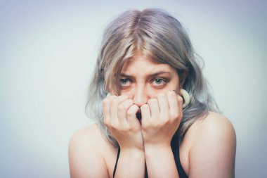 Kadın korkudan korkuyor.