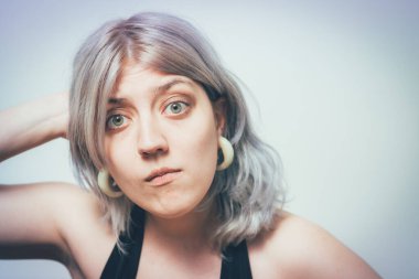 Kadın stüdyo geçmişine karşı düşünüyor.