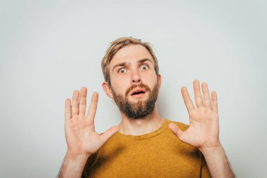 Adam korkudan korkuyor.