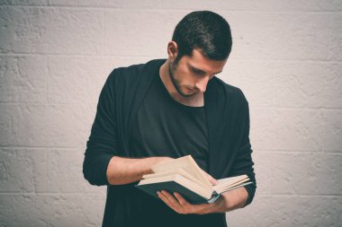 Elinde kitap olan adam.