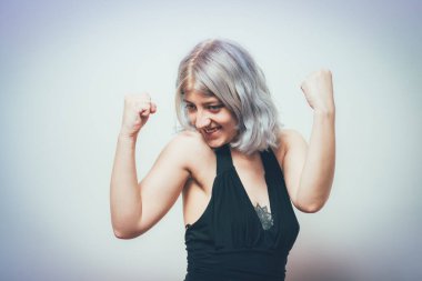 Sevinçli. Çok mutlu bir kadın.