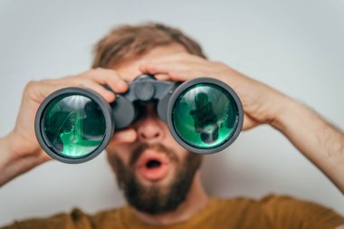 Dürbünlü bir adam. gri arkaplan