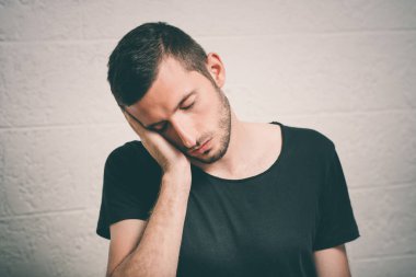 Uyu. Stüdyo geçmişine karşı adam