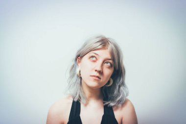 Kadın stüdyo geçmişine karşı düşünüyor.