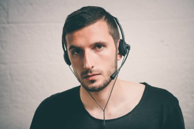 Çağrı merkezinde çalışan yöneticiler kulaklık takıyor