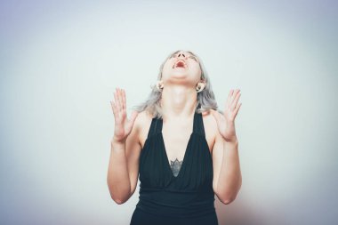 Sevinçli. Çok mutlu bir kadın.