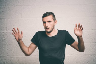 Stüdyo geçmişine karşı öfkeli bir adam