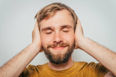 Kulaklarını kapat dostum.