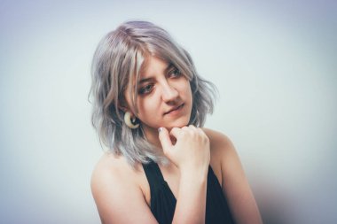 Kadın stüdyo geçmişine karşı düşünüyor.