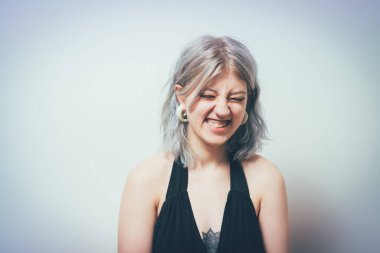 Stüdyo arka planına gülen kadın