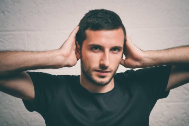 Kulaklarını kapat dostum.