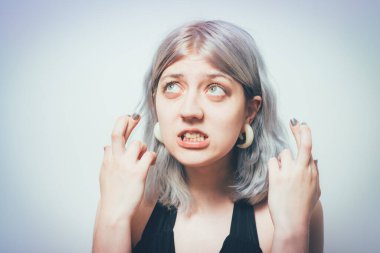 Parmakları çapraz genç kadın