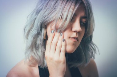 Diş ağrısı çeken kadın stüdyo geçmişine karşı