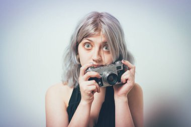 Stüdyo arka planında kamera olan kadın