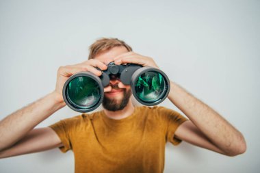 Dürbünlü bir adam. gri arkaplan