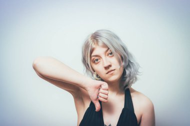 Kadın baş parmak hareketi gösteriyor.