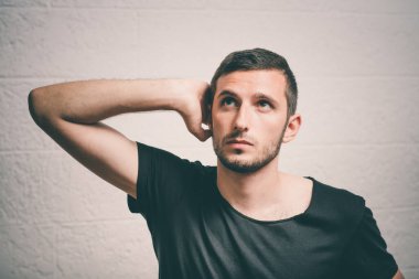 Adam stüdyo geçmişine karşı düşünüyor.