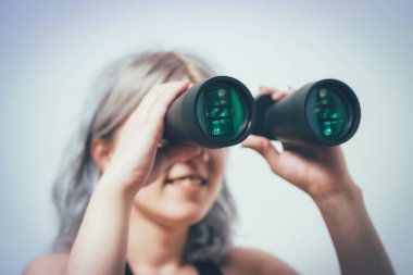 Dürbünle bakan genç bir kızın portresi