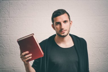 Elinde kitap olan adam.